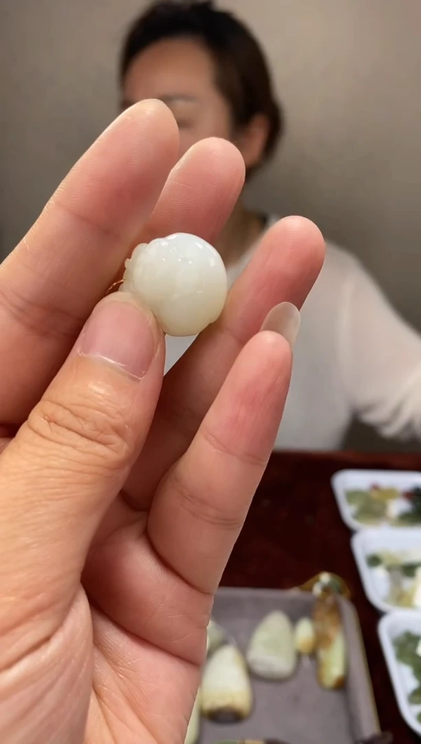 和田玉未镶嵌颈饰福猪