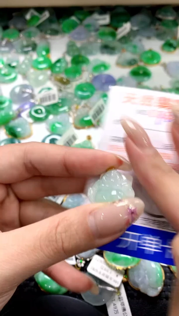 翡翠18K金镶嵌颈饰1