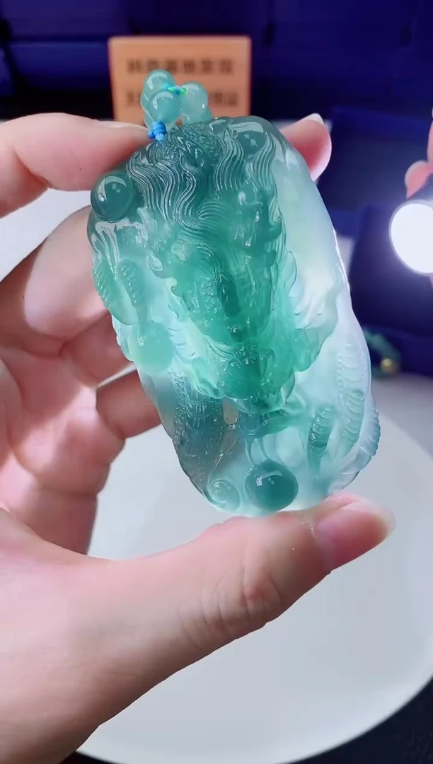 翡翠未镶嵌颈饰        ·