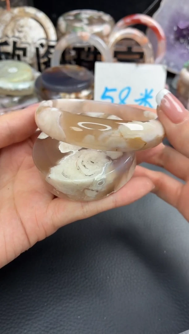 未镶嵌手镯（圆镯）石英质玉57