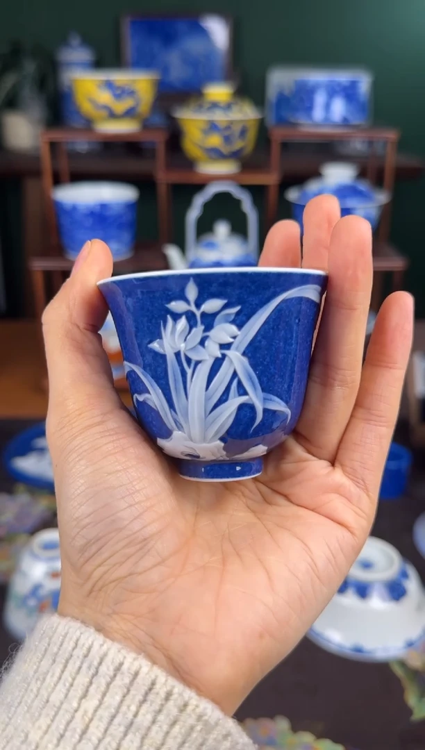 杯初蓝舍。  洒蓝对白玉兰。 铃铛杯