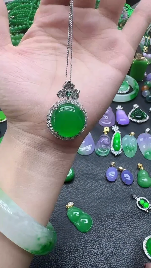 翡翠未镶嵌颈饰冰绿圆蛋面镶嵌