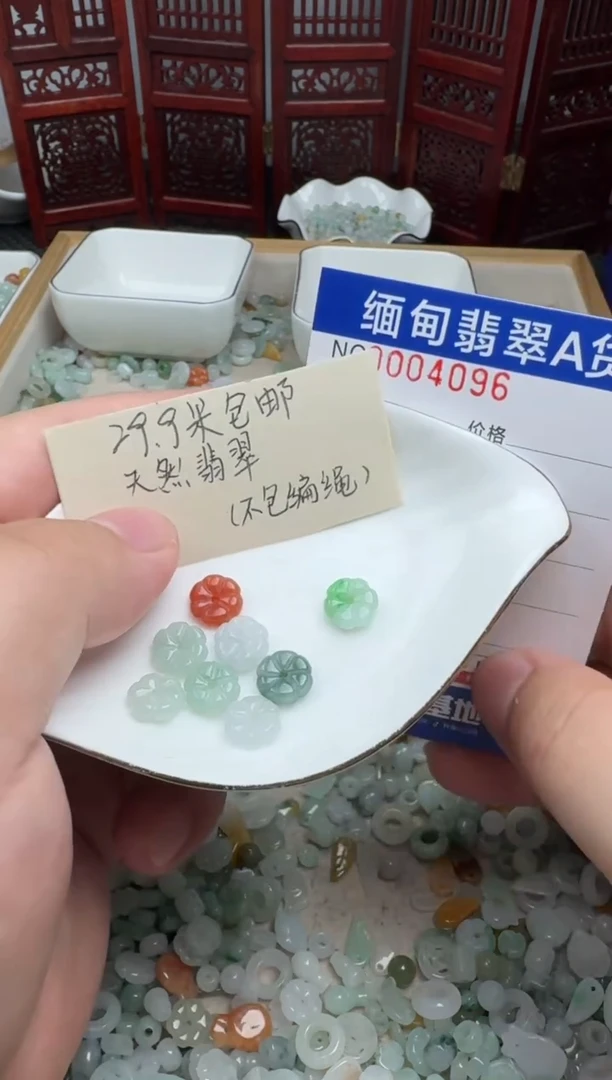 颈饰未镶嵌翡翠是**呀翡翠