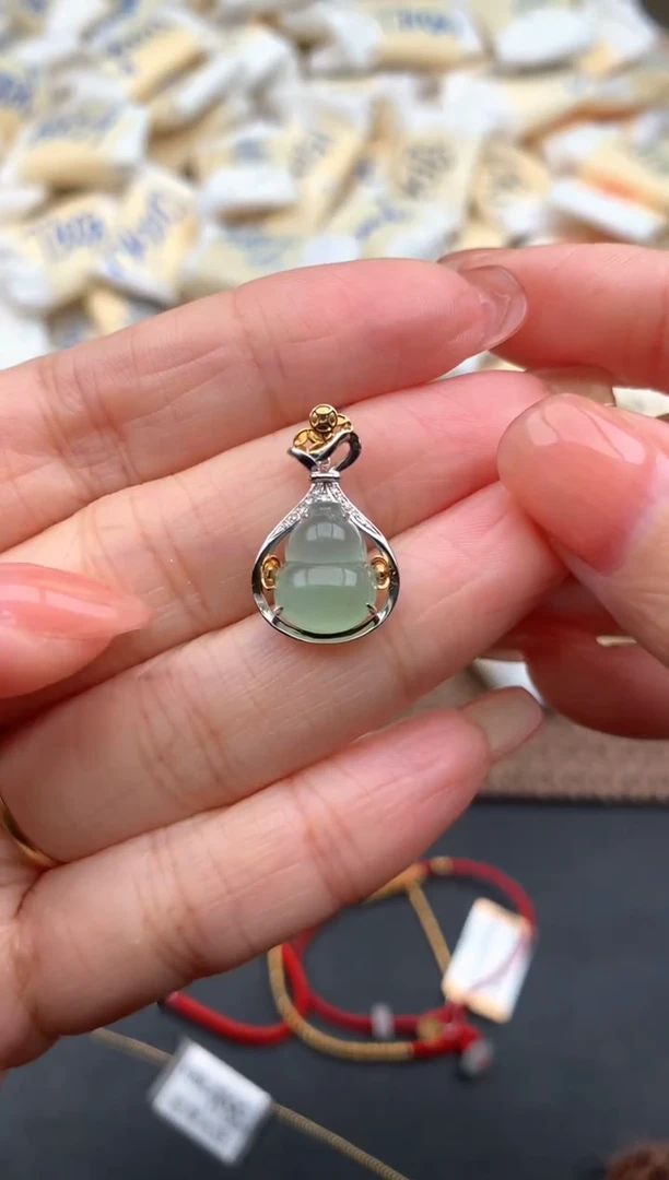 18K金镶嵌挂件翡翠一