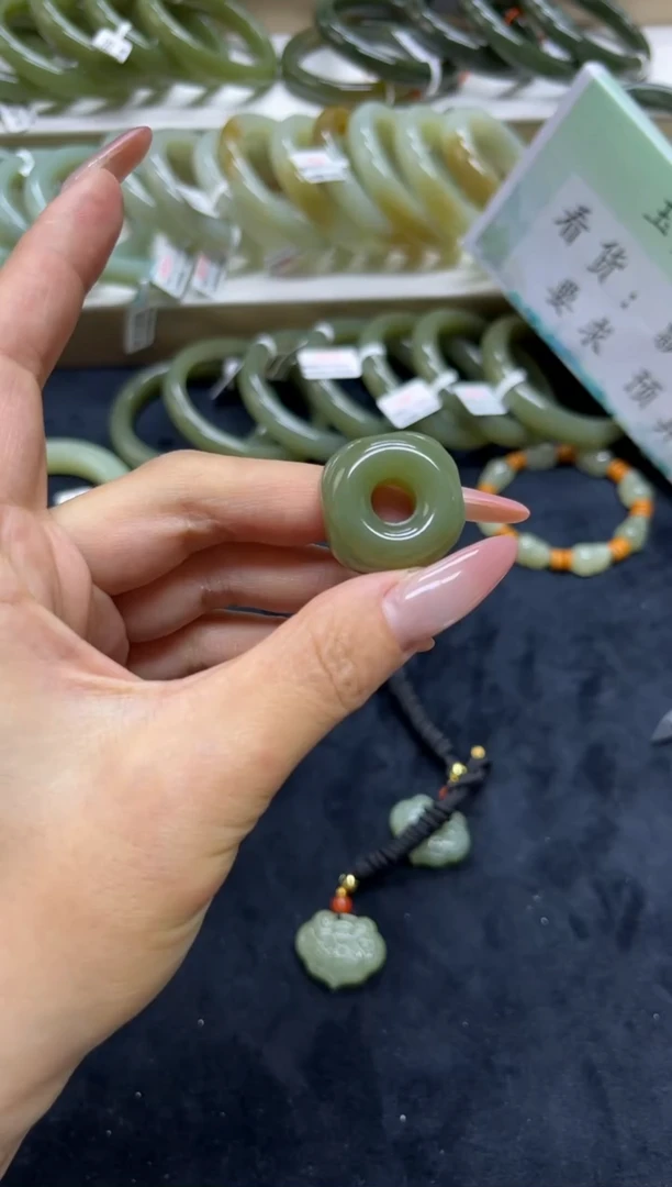 未镶嵌手镯和田玉和田玉四方平安扣吊坠