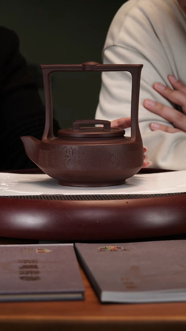 【闪购商品】紫砂茶壶2124YXM琴韵提梁老紫泥680cc