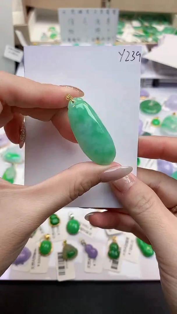 颈饰18K金镶嵌翡翠天然缅甸A货翡翠