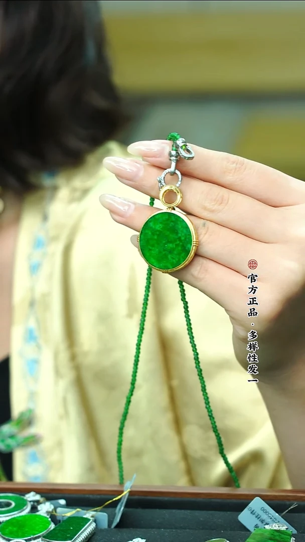 颈饰18K金镶嵌翡翠小****～天然缅甸A货翡翠