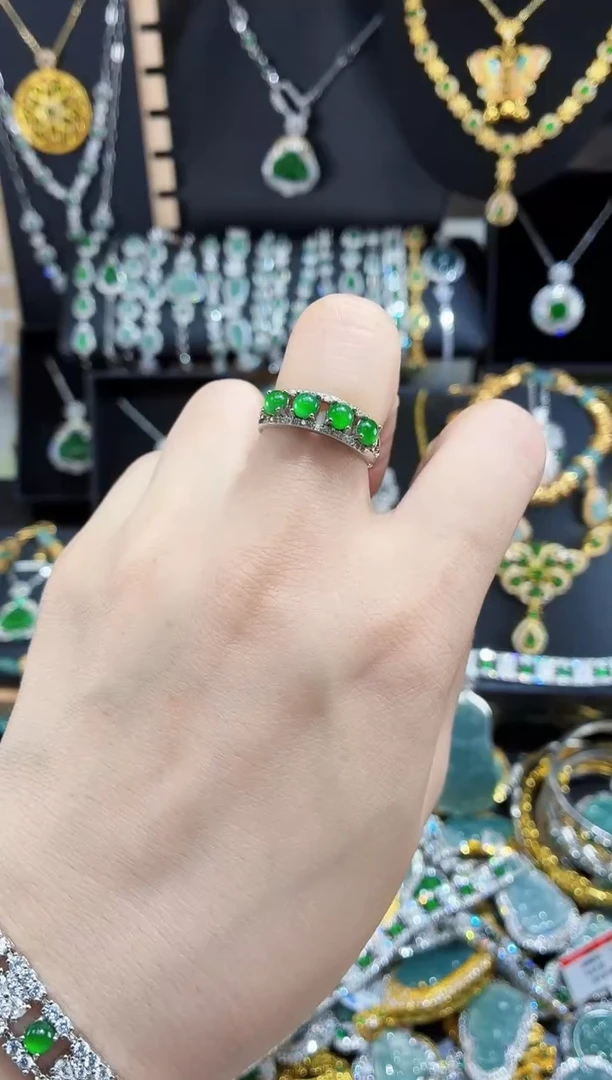 翡翠未镶嵌吊坠(赠链)天然翡翠a货 多样性发其一