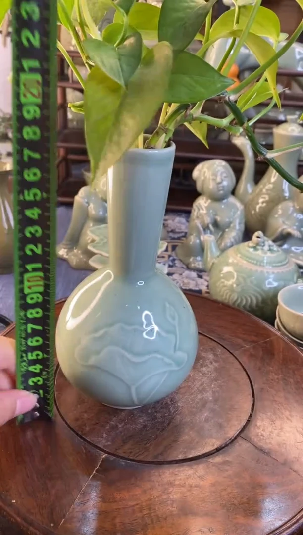 100037 青釉荷花小瓶（有黑点）微瑕1只