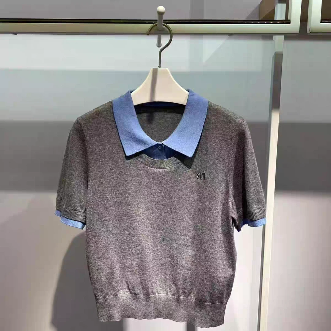 蓝领子灰色针织衫