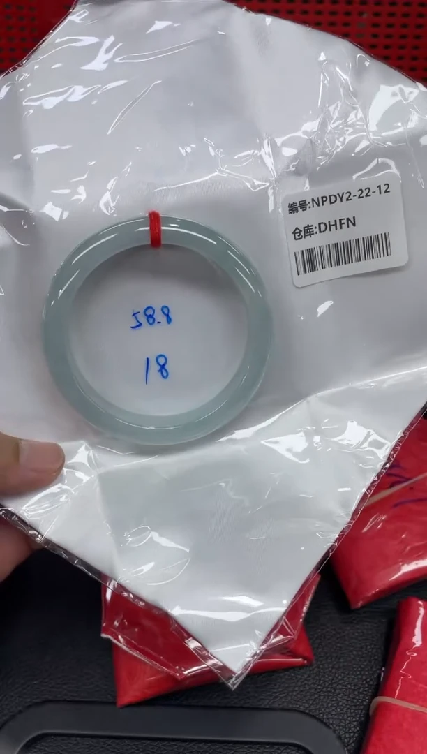 翡翠手镯未镶嵌翡翠手镯
