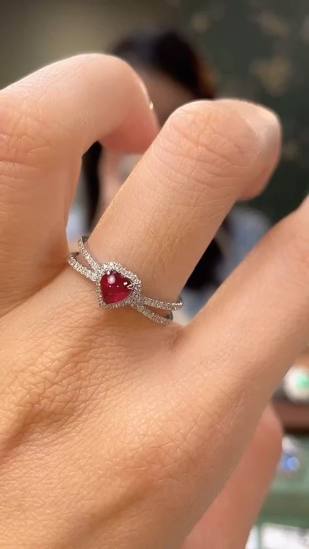 18K金镶嵌戒指红宝石主石：0.54ct