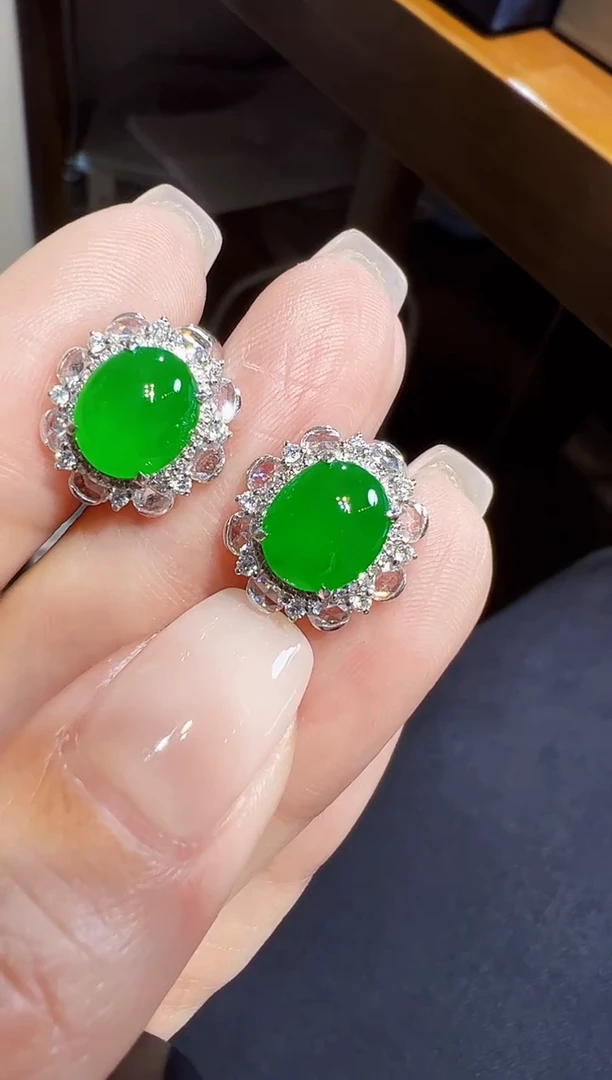 18K金镶嵌翡翠耳饰蛋面