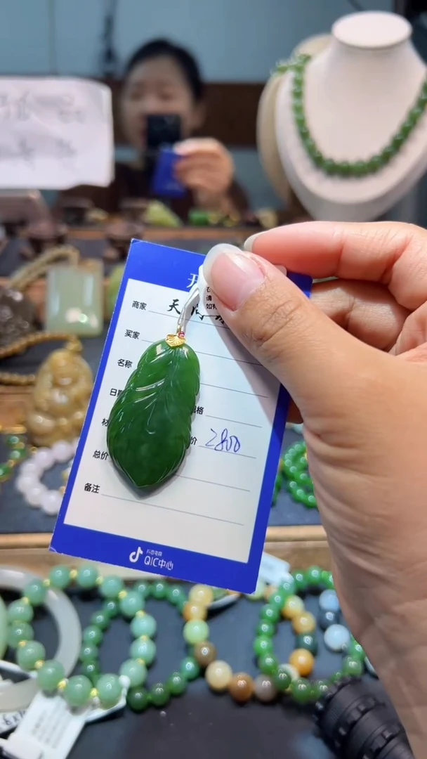颈饰18K金镶嵌和田玉1