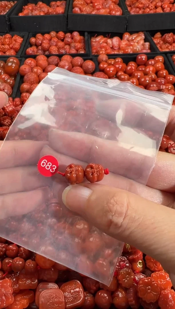 南红玛瑙未镶嵌颈饰1