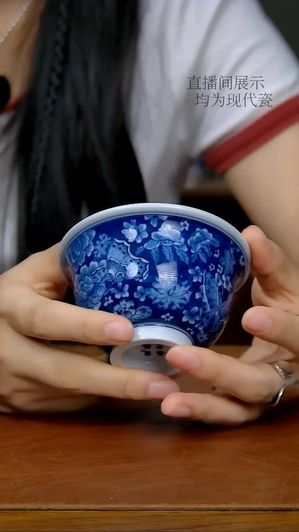 陶瓷蓝地花蝴蝶压手杯（柴窑）