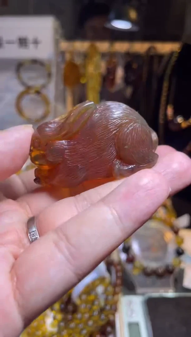 裸石琥珀未镶嵌22克 棕珀兔子