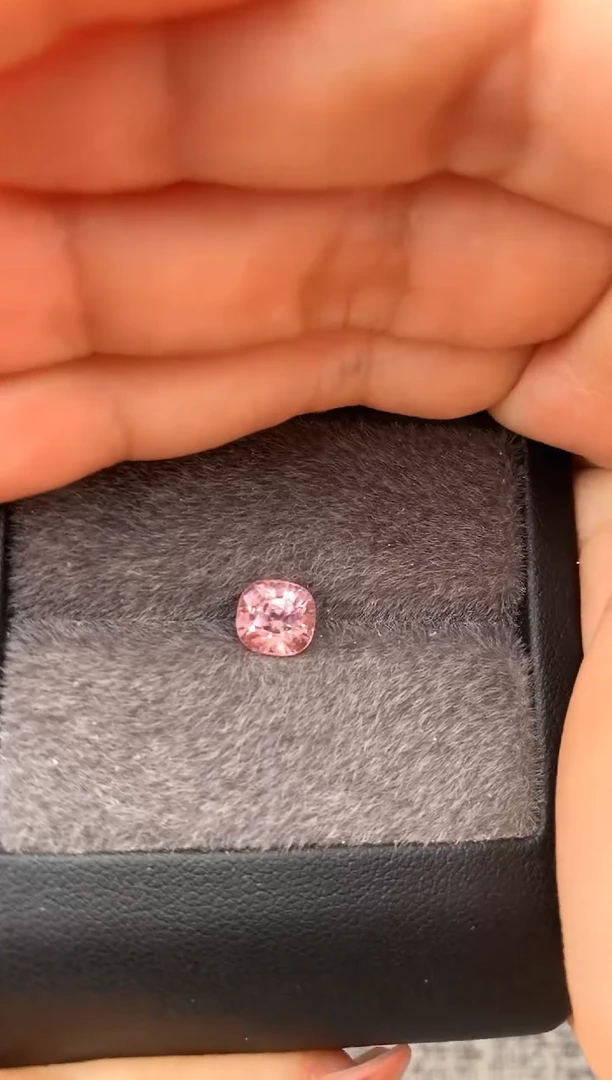 未镶嵌裸石定制尖晶石枕型 香槟色调 1.27ct