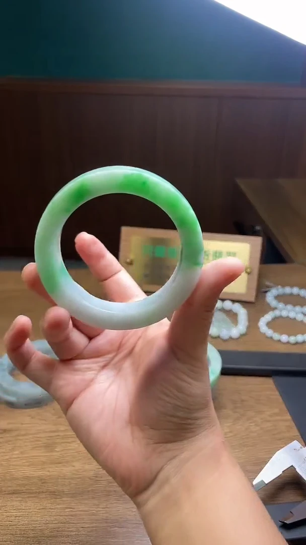 未镶嵌手镯定制翡翠婕***姐定制