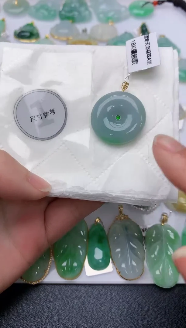 颈饰18K金镶嵌翡翠天然A货