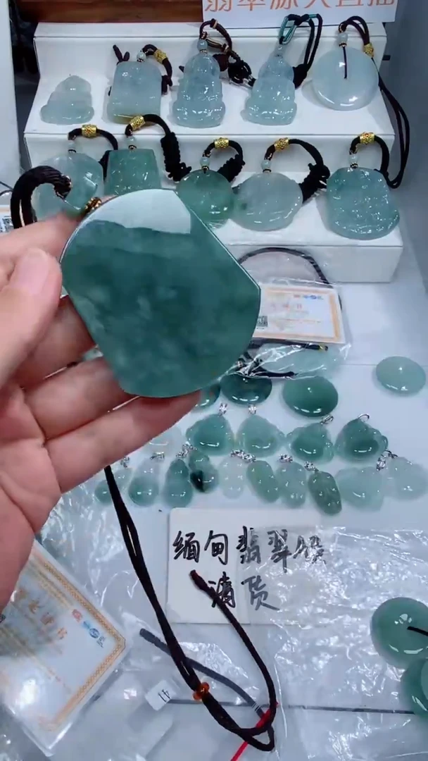 颈饰未镶嵌翡翠吊坠