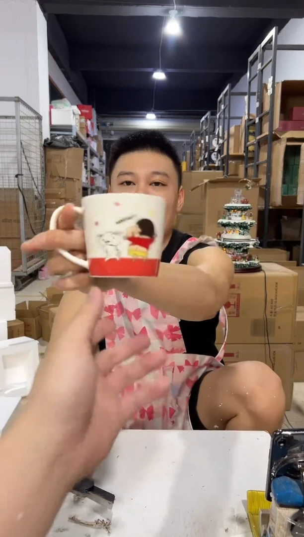 瓷片红色小新刻度杯