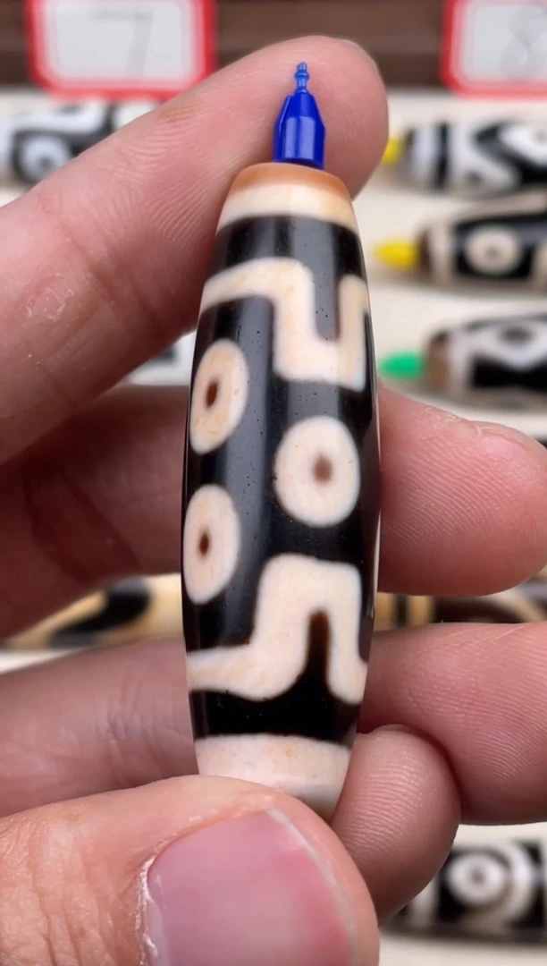 玛瑙/玉髓裸珠过****值48.6*14.2mm 行运七眼图腾天珠