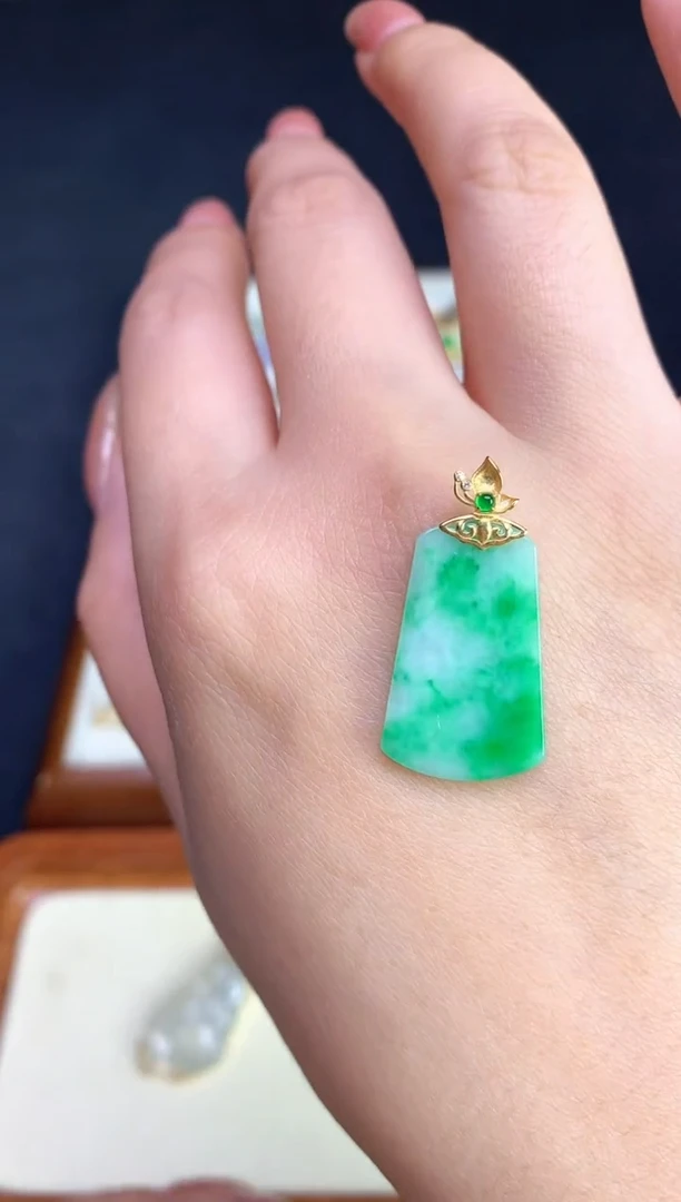 颈饰18K金镶嵌翡翠2025120601