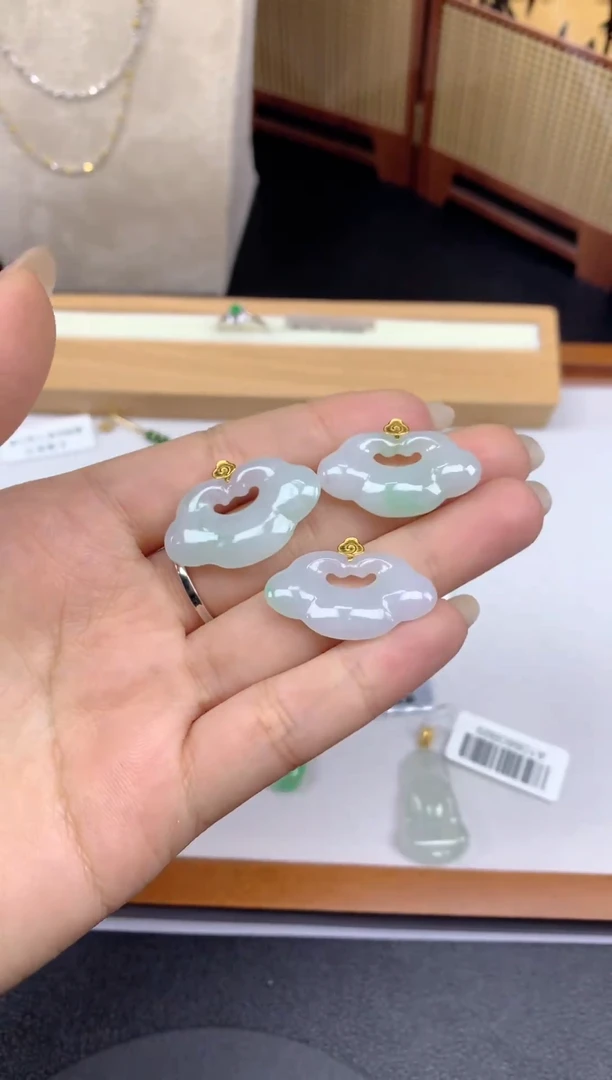 颈饰18K金镶嵌翡翠37多样性发其一