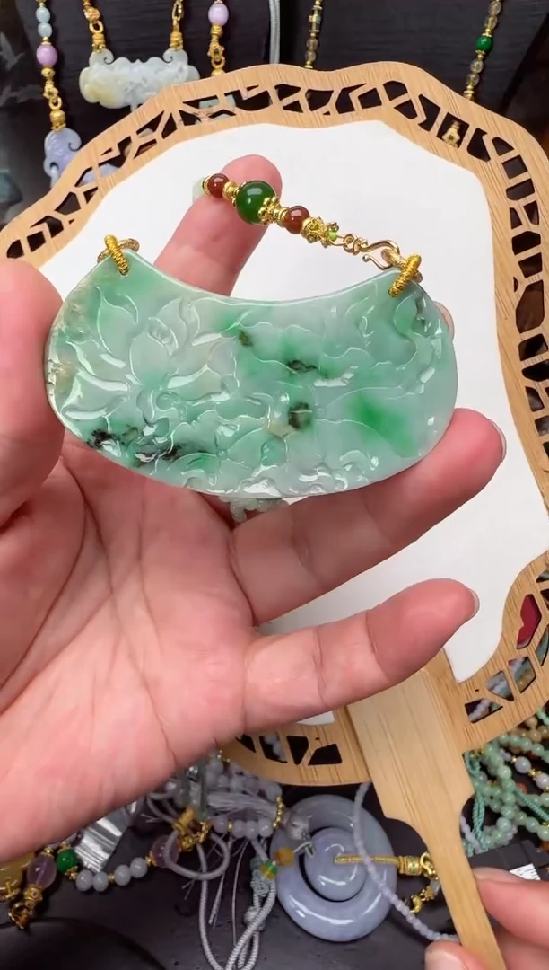 颈饰未镶嵌翡翠吊坠