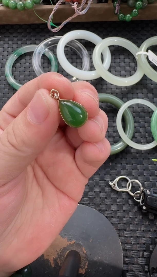 颈饰18K金镶嵌和田玉碧玉水滴