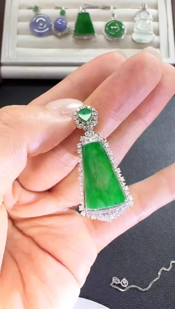 颈饰18K金镶嵌翡翠KBCM1212-007