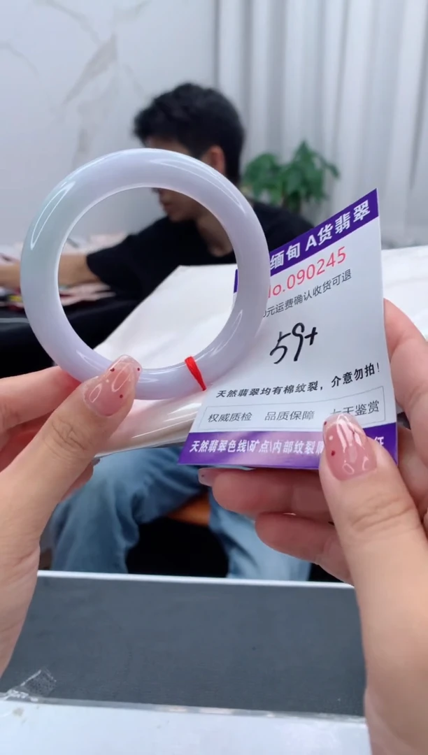 未镶嵌手镯翡翠有纹，完美者勿拍