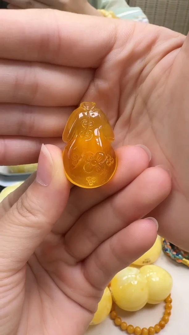 未镶嵌琥珀裸石如图