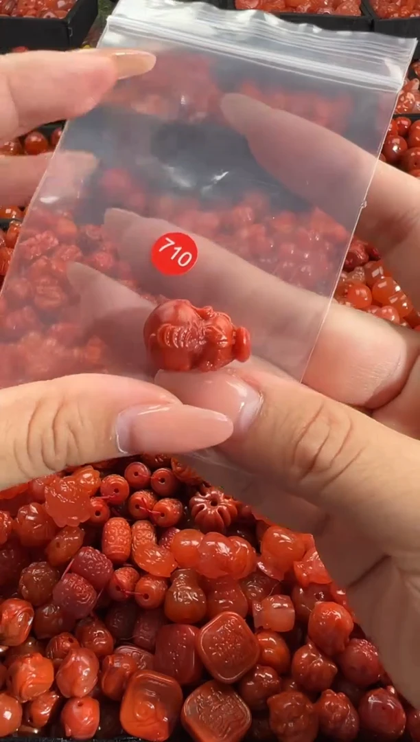 南红玛瑙未镶嵌颈饰1