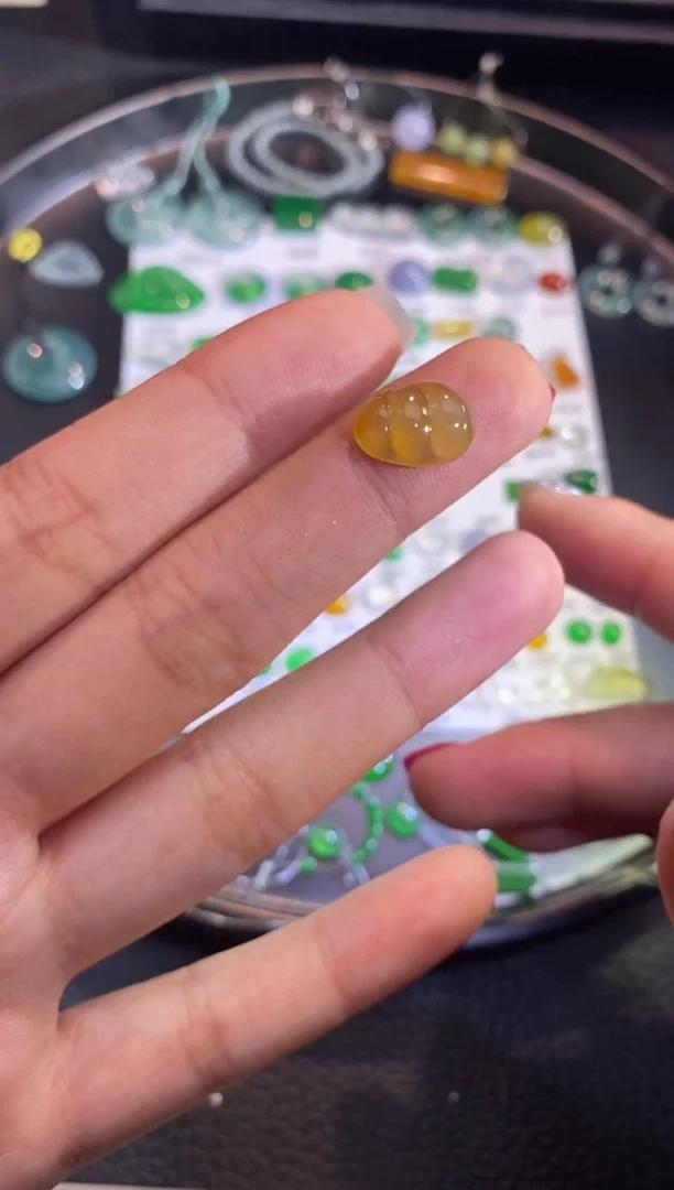 翡翠挂件未镶嵌豆子