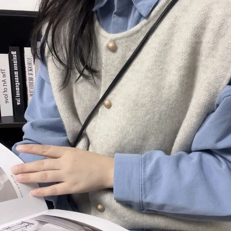 2025温柔系单排小金扣子圆领针织马甲开衫女韩系无袖坎肩上衣外搭