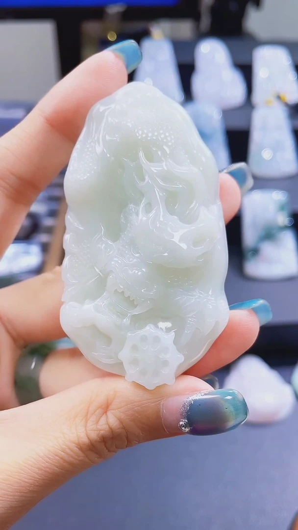 颈饰未镶嵌翡翠起****阁龙牌