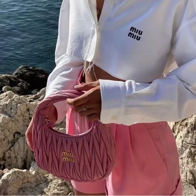 95新 MIU MIU/缪缪 GGS褶皱hobo小号粉色金扣羊皮芯片款39422215