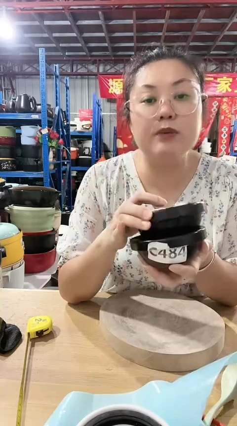 c484明显瑕疵砂锅碗两个