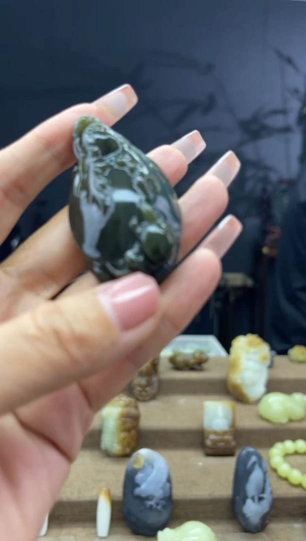 颈饰未镶嵌和田玉1