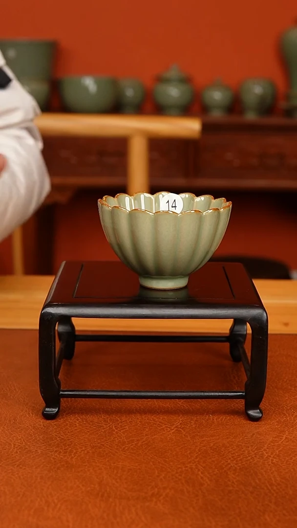 越窑秘色瓷菊瓣杯二级品