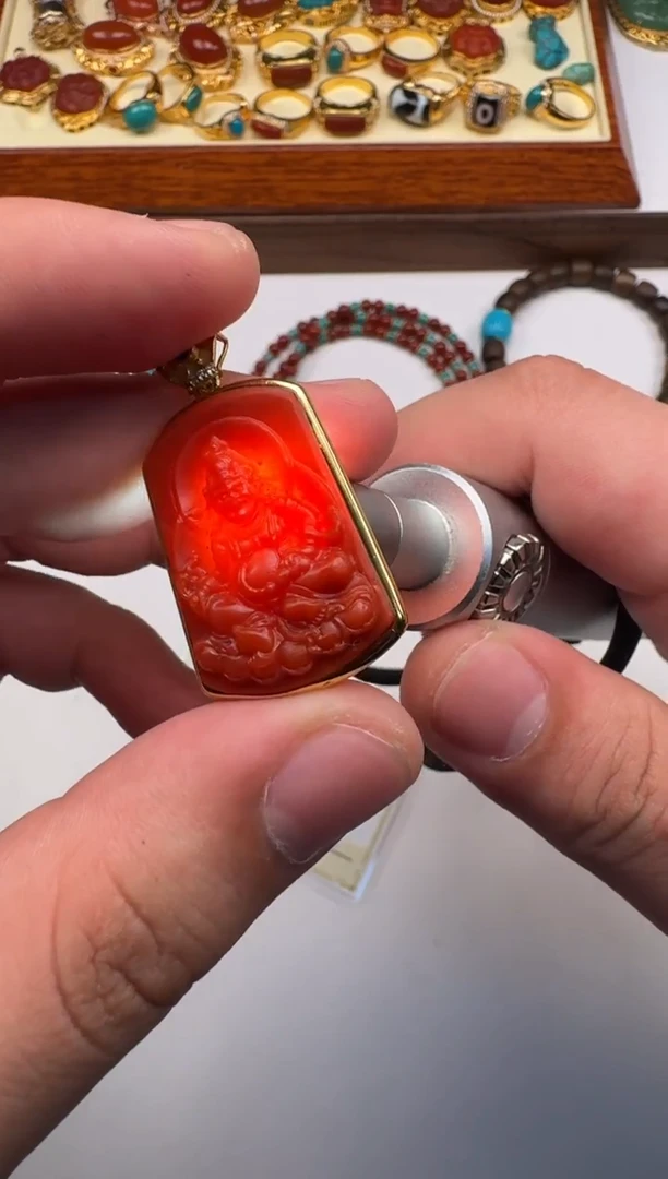 18K金镶嵌南红玛瑙挂件迷***~配饰配饰