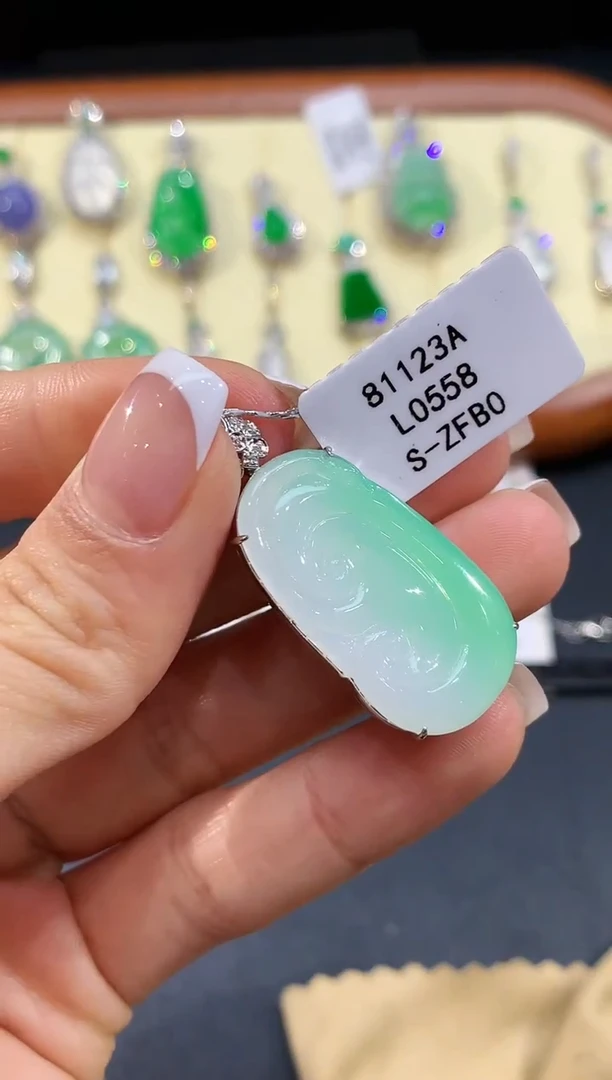 【闪购商品】翡翠吊坠(不含链)18K金镶嵌L0558