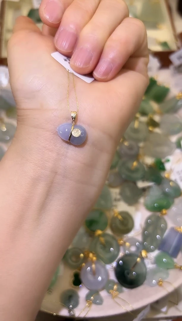 颈饰18K金镶嵌翡翠匀*葉葫芦