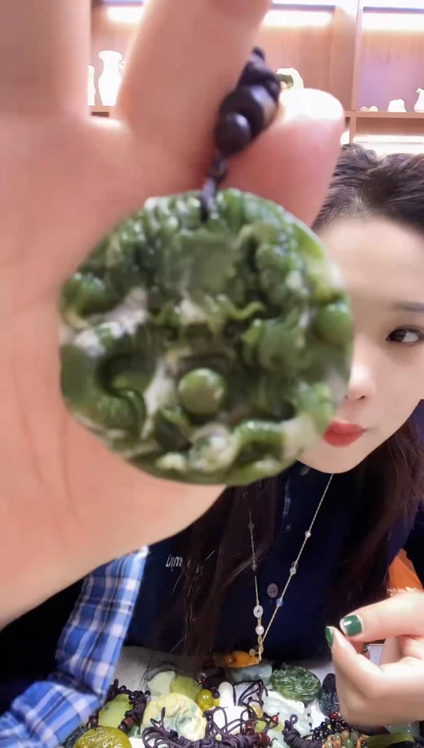 未镶嵌蛇纹石玉吊坠