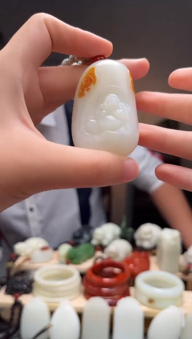 颈饰未镶嵌和田玉吊坠