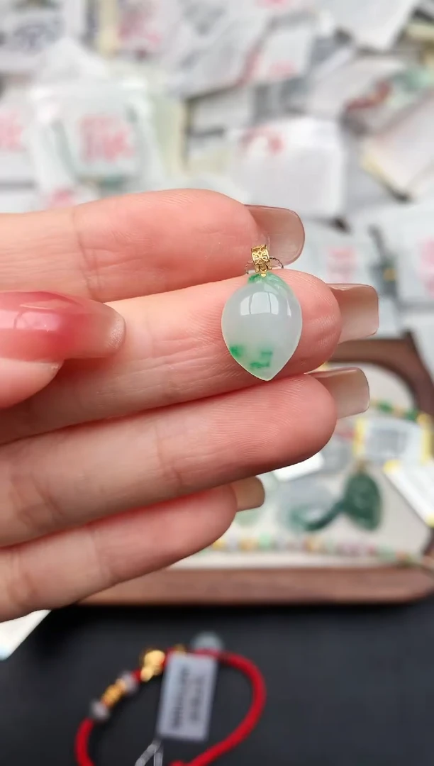 18K金镶嵌挂件翡翠1