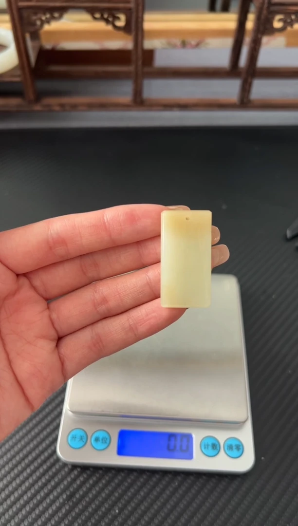 吊坠(赠链)未镶嵌和田玉且末微色差迪克兰二细吊坠